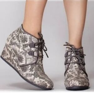 Toms NEW!! Kala Snake Leather, Lace Up, Comfort Wedge Bootie WMS 7M